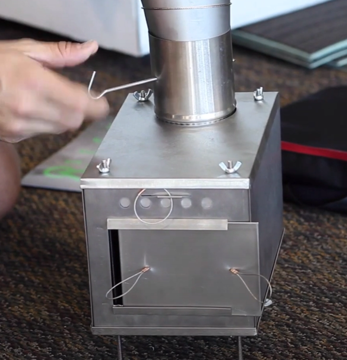 2025年最適合寒冷天氣背包旅行的露營帳篷爐