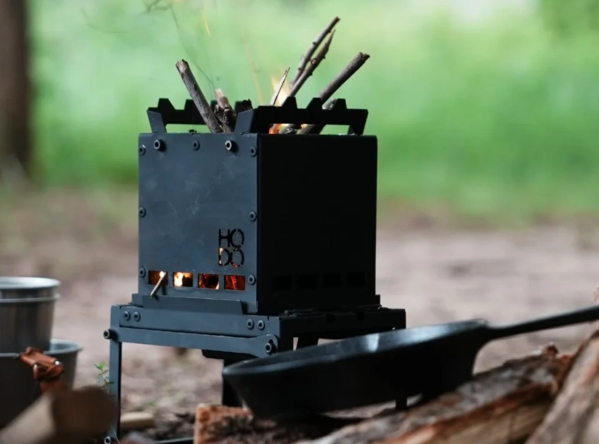 露營帳篷爐與火坑：哪個產生的熱量較大？