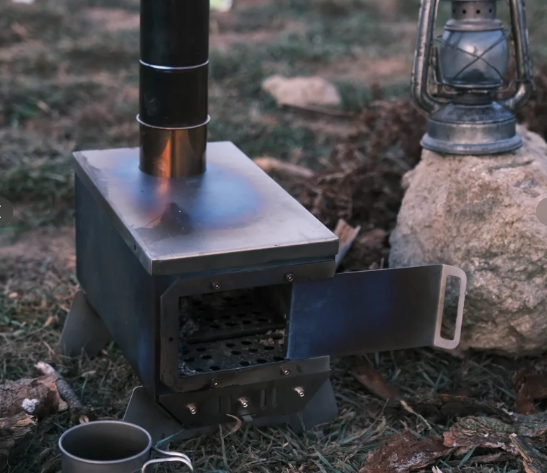 露營帳篷爐與火坑：哪個產生的熱量較大？